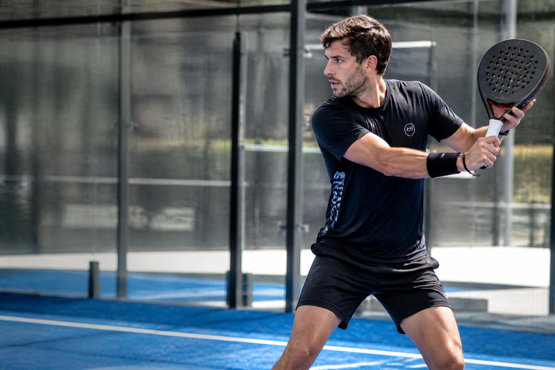 Atleta em quadra de padel com overgrip Gaena na raquete